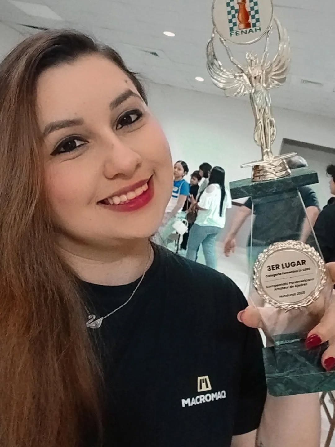 Thauane Medeiros segurando o troféu de terceiro lugar do Pan-Americano Amador, em Honduras